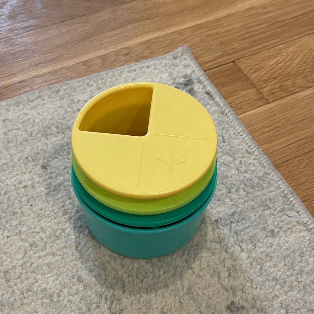 Lovevery Colorful Stackable measuring cups